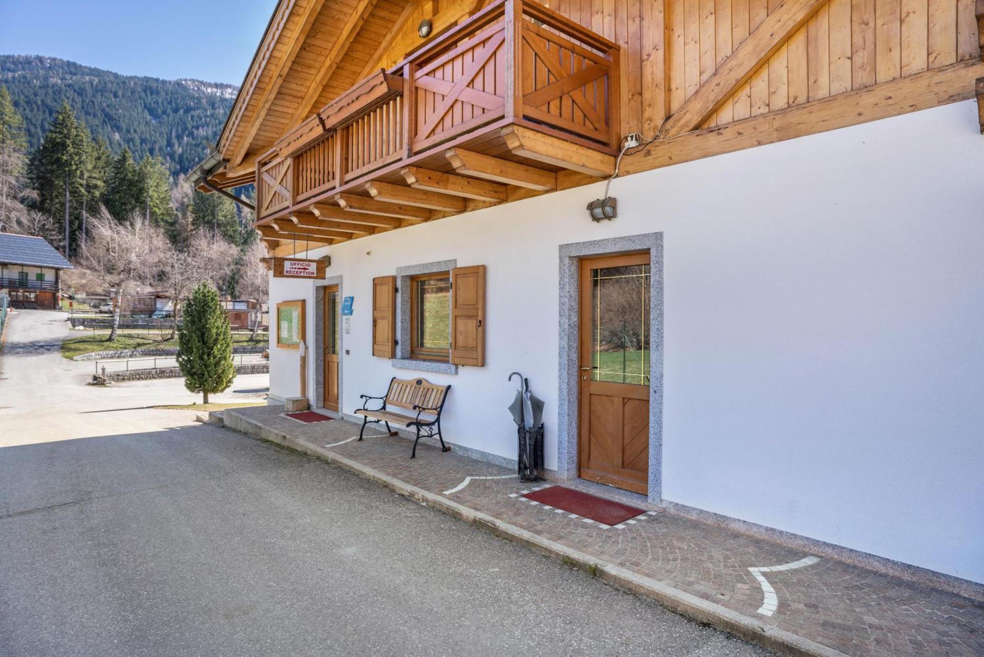 Chalet Camping Fae 3 Villa Мадона ди Кампильо Екстериор снимка